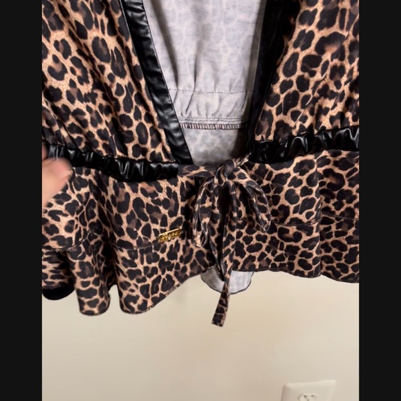 Chic Leopard Print Blouse with Black Trim - Picture 8 of 8